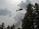 Ein "Black Hawk" im Löscheinsatz.