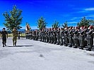 General Brieger und Generalmajor Ruszin-Szendi beim Abschreiten der Front.