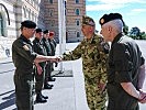 Brigadier Gasser begrüßt Generalmajor Ruszin-Szendi.