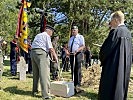 Absenken des gefallen Soldaten zu seiner letzten Ruhestätte.