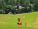 Aufnahme von Wasser in einem Löschwasser-Außenlastbehälter durch eine "Alouette" III.