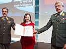 Das Zertifikat vereint Militär und Wirtschaft.