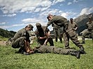 Das korrekte Anlegen von Handschellen wird in den Trainingseinheiten "Einsatz von Zwangsgewalt" gefestigt.