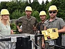 Klaudia Tanner mit Soldaten, die der Bevölkerung helfen.