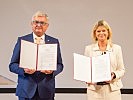 Verteidigungsministerin Klaudia Tanner mit dem Präsidenten des österreichischen Gemeindebundes, Bürgermeister Alfred Riedl.