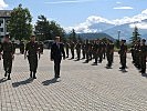 Der Tiroler Landeshauptmann, Günther Platter (r.), mit dem Militärkommandanten, Brigadier Ingo Gstrein (m.) und dem Kommandanten der 6. Gebirgsbrigade, Oberst Kurt Pflügl (l.) beim Abschreiten der Front.