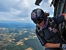 Korporal Julia Schosser vor dem Absprung aus 1.000 Metern.