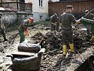 Die Soldaten des Pionierbataillons 2 bei den Aufräumarbeiten nach dem Hochwasser in der Stadtgemeinde Hallein.