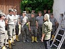 Klaudia Tanner in Hallein mit den eingesetzten Soldaten.