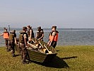 Schwimmer tragen grüne, Nichtschwimmer orange Schwimmwesten. Die Schwimmfähigkeiten werden bei einer Freischwimmerprüfung gecheckt.