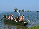 Das Fahren des Bootes mit Stangen verlangt eine spezielle Technik.