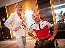 Ministerin Klaudia Tanner mit Heeressportler Alexander Gritsch.