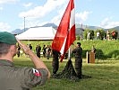 Die Bundesdienstflagge wird gehisst.