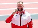 Lukas Weißhaidinger mit seiner historischen Bronzemedaille.