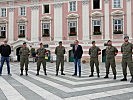 St. Pöltens Bürgermeister und der niederösterreichische Militärkommandant mit Assistenzsoldaten.