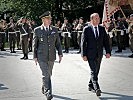 Militärkommandant Gstrein und Landeshauptmann-Stellvertreter Geisler schreiten gemeinsam die Front ab.