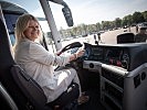 Die Ministerin am Steuer eines Busses: Weiterer Modernisierungsschritt für die Mobilität der Soldatinnen und Soldaten.