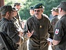 Generalmajor Erwin Hameseder informiert sich bei der Truppe des Jägerbataillons Wien 2.