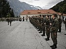 Der Militärkommandant von Tirol, Brigadier Ingo Gstrein beim Abschreiten der Front.