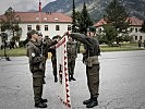 Die jungen Soldaten sprechen das Treuegelöbnis.