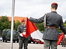 Zu Beginn des Festakts hissen Soldaten der Garde die Bundesdienstflagge.