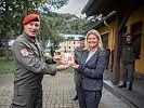 Verteidigungsministerin Tanner mit Oberst Nussbaumer, Kommandant des Bataillons.