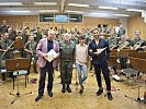 Die Musikstars bei den Proben mit den Militärmusikerinnen und Militärmusikern.