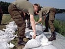 Militärmusiker beim Hochwassereinsatz 1999 in der Bodenseegemeinde Hard.