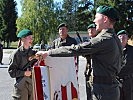 Mit der Hand an der Insignie sprachen diese Rekruten das Treuegelöbnis.