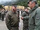 Oberst Pfeifer verleiht die Einsatzmedaille an die abgelösten Assistenzsoldaten.