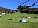 Die AB-212 nimmt Wasser zur Bekämpfung des Waldbrandes auf.