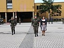 Abgeordnete zum Nationalrat Alexandra Tanda und Militärkommandant Brigadier Ingo Gstrein beim Abschreiten der Front.