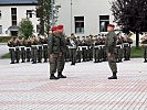 Meldung an den militärisch Höchstanwesenden, Brigadier Arnold Staudacher.