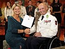 Verteidgungsministern Klaudia Tanner mit Gewinner Zugsführer Walter Ablinger.