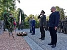 Am Denkmal der Sowjetarmee werden Kränze durch Vertreter von Russland und der Ukraine niedergelegt.