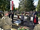 Kranzniederlegung beim österreichischen Denkmal durch Vertreter des Schwarzen Kreuzes, des Bundesheeres, der Republik Österreich, der Bundesrepublik Deutschland, des Landes Tirol und der Stadt Innsbruck.