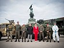 Am Wiener Heldenplatz stellte dieses Team den diesjährigen Ablauf am Nationalfeiertag vor.