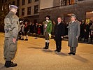 Oberst Felix Resch meldet als Kommandant der ausgerückten Truppe dem Militärkommandanten, Brigadier Ingo Gstrein (r.), dem Tiroler Landeshauptmann Günther Platter (m.) und dem Landesschützenkommandant, Major Thomas Saurer (l.).