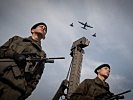 Überflug einer C-130 "Hercules" mit zwei Eurofightern.