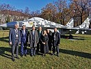 Eine Gruppe von Studenten und Vortragenden im Waffenpark der ukrainischen Verteidigungsuniversität.