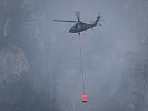 Ein S-70 "Black Hawk" bei einem Löschflug.