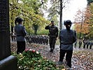 Der Kommandant des Jägerbataillons 23 legt am Kaiserjägerdenkmal einen Kranz nieder.