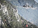 Ein S-70 "Black Hawk" bekämpft den Waldbrand nahe Hirschwang.