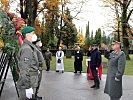 Brigadier Anton Waldner bei der Kranzniederlegung am Salzburger Kommunalfriedhof.