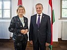 Verteidigungsministerin Klaudia Tanner mit ihrem ungarischen Amtskollegen, Tibor Benkö.