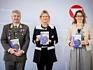 V.l.: Brigadier Peter Vorhofer, Ministerin Klaudia Tanner, Universitätsprofessorin Saskia Stachowitsch.