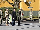 Der Kommandant der ausgerückten Truppe meldet Brigadier Horst Hofer den Beginn des Festaktes.