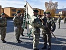 Brigadier Horst Hofer übergibt Oberstleutnant Markus Schwaiger die Insignie und somit das Kommando über das Jägerbataillon.