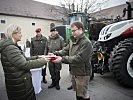 Verteidigungsministerin Klaudia Tanner übergibt den ersten splittergeschützten Traktor.