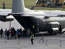 In Gruppen wurden die impfwilligen Personen zur "Hercules" begleitet.